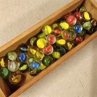 mangefarvede glaskugler mønstrede gammelt legetøj 